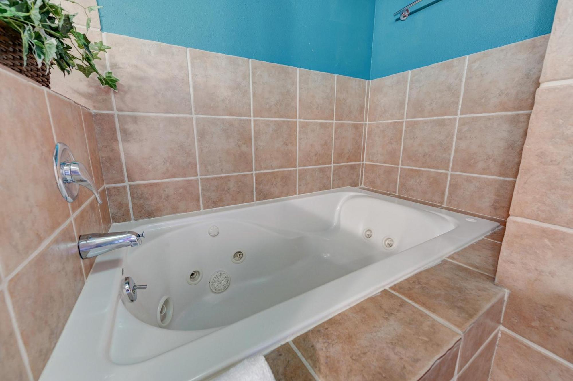 Penthouse With Epic Strip Views - 2bd & 2ba - No Fees! *