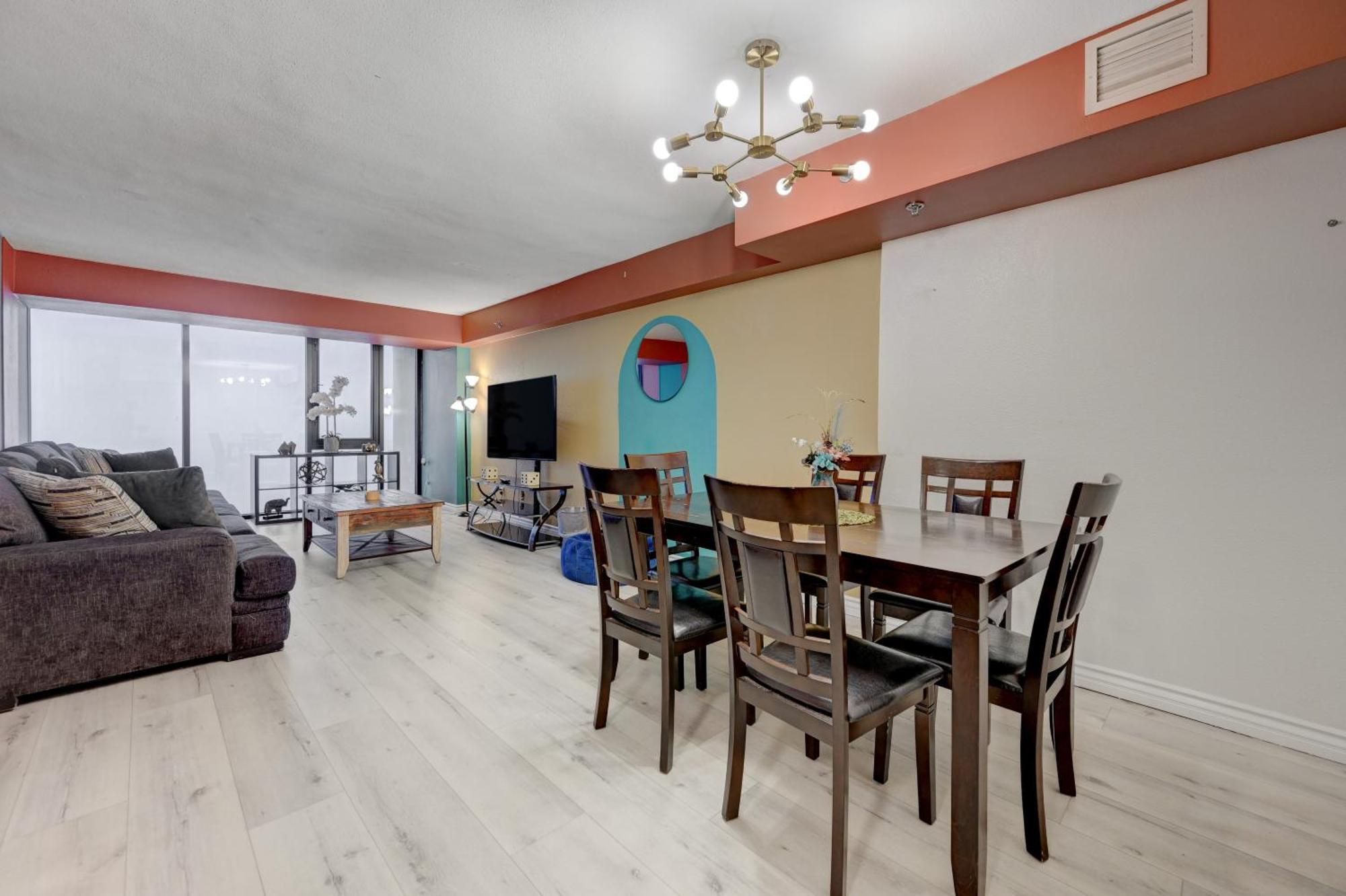 Penthouse With Epic Strip Views - 2bd & 2ba - No Fees! *