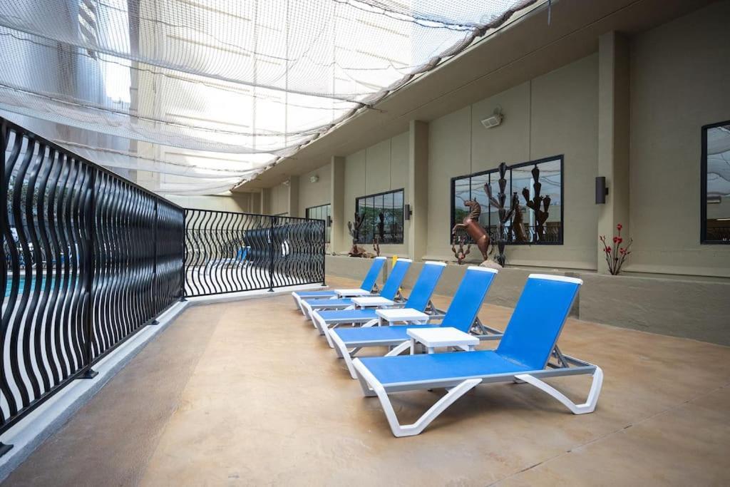 Penthouse With Epic Strip Views - 2bd & 2ba - No Fees!