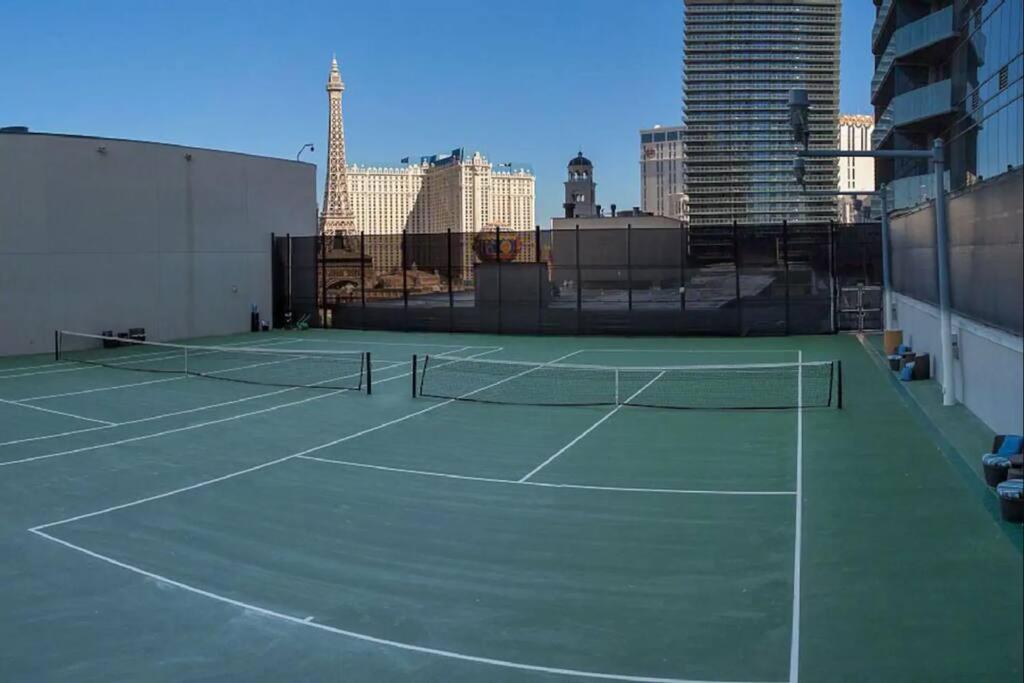 Penthouse With Epic Strip Views - 2bd & 2ba - No Fees! *