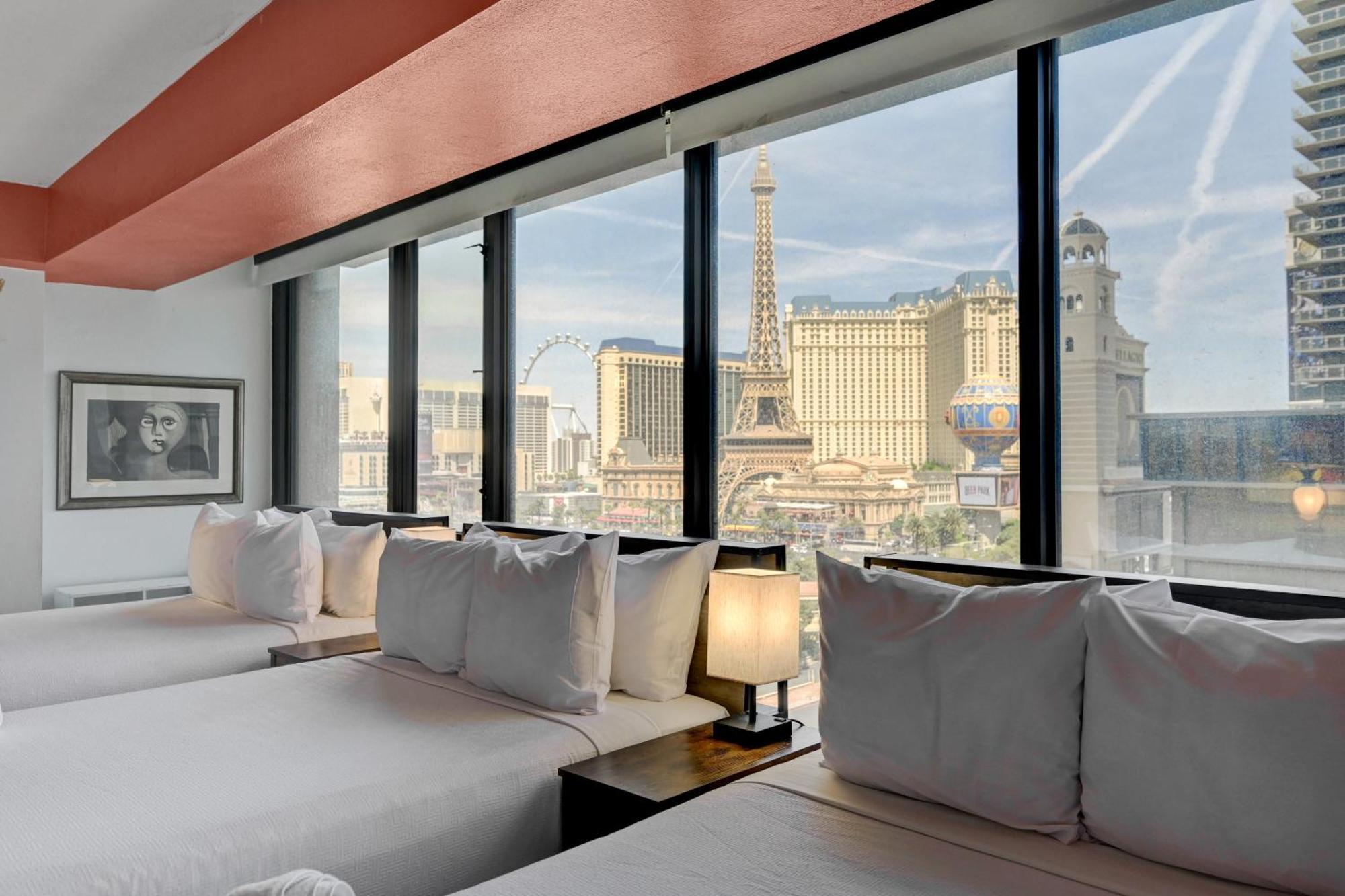 Penthouse With Epic Strip Views - 2bd & 2ba - No Fees!