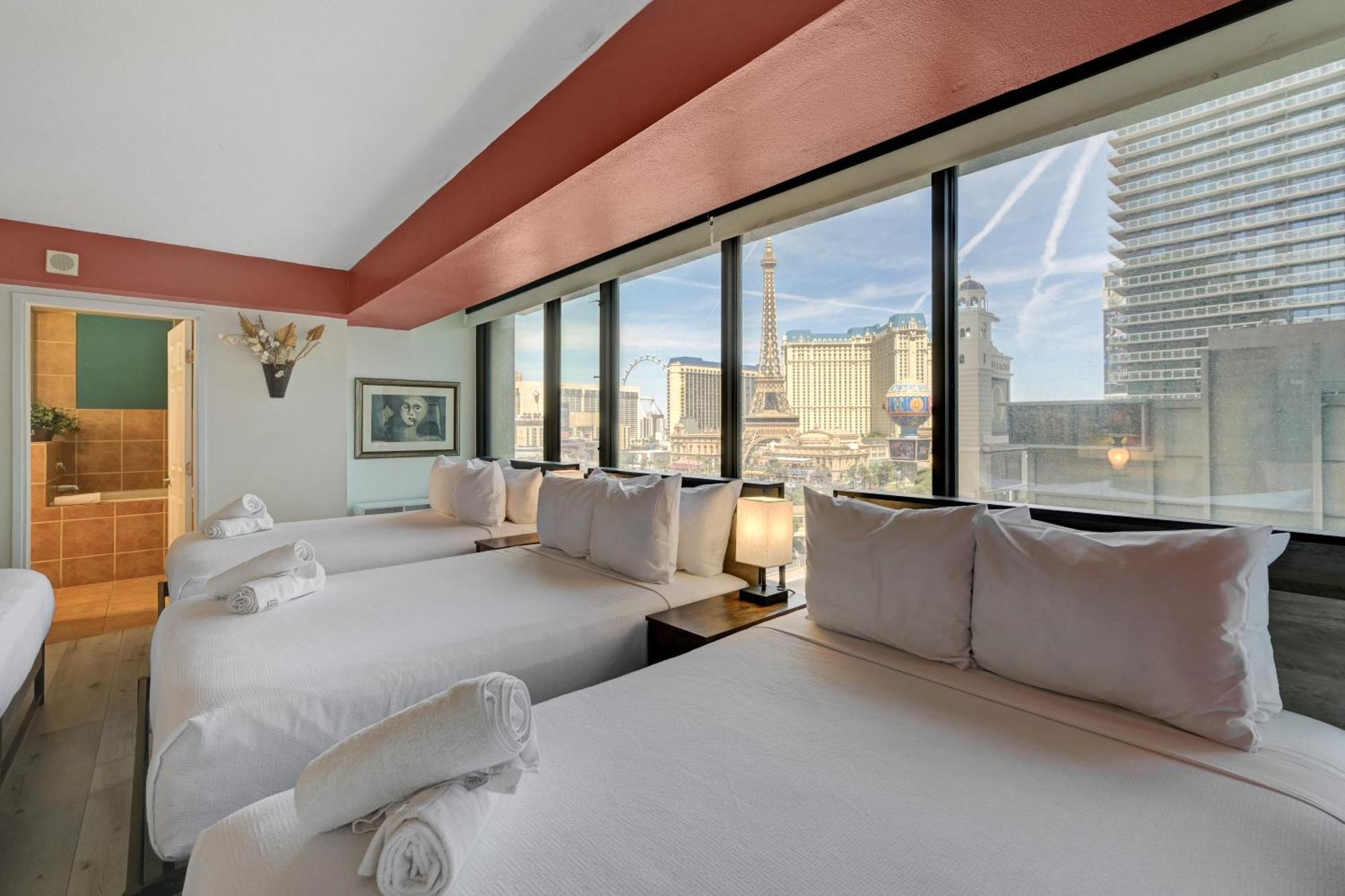 Penthouse With Epic Strip Views - 2bd & 2ba - No Fees!