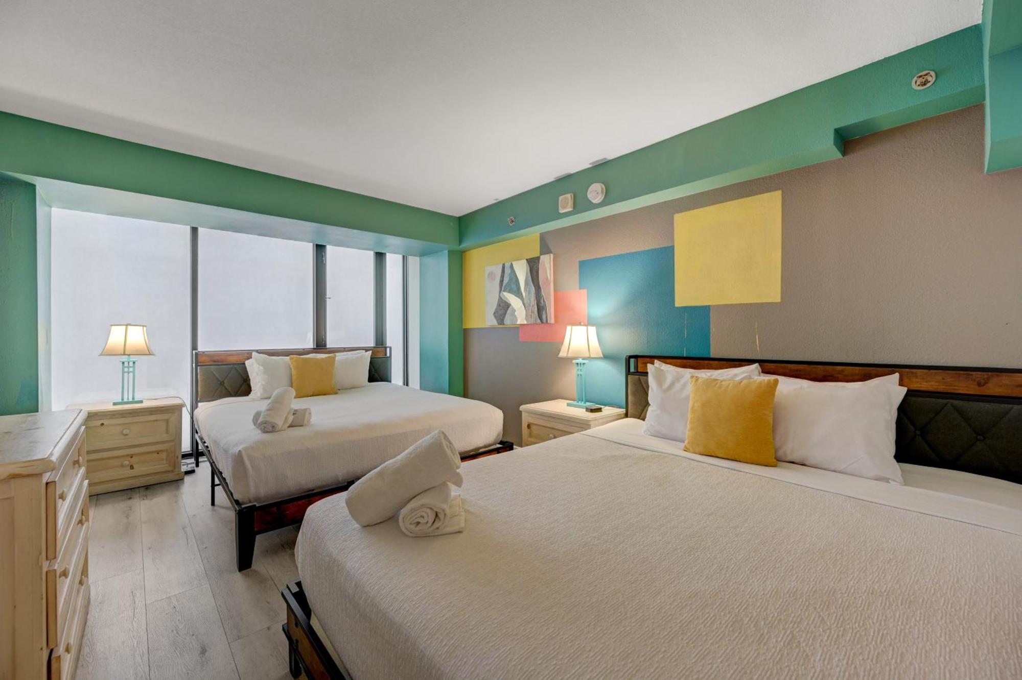 Penthouse With Epic Strip Views - 2bd & 2ba - No Fees!